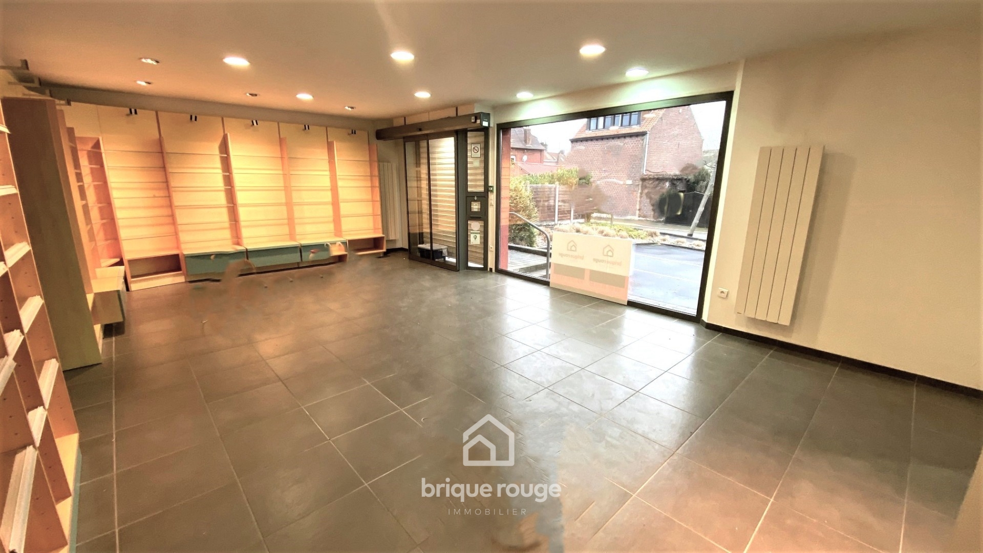 Local commercial de 109m   cave parking jardin Photo 1 - Brique Rouge Immobilier