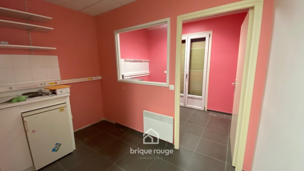 Local commercial de 109m cave parking jardin Photo 4 - Brique Rouge Immobilier Local commercial de 109m cave parking jardin Photo 4 - Brique Rouge Immobilier