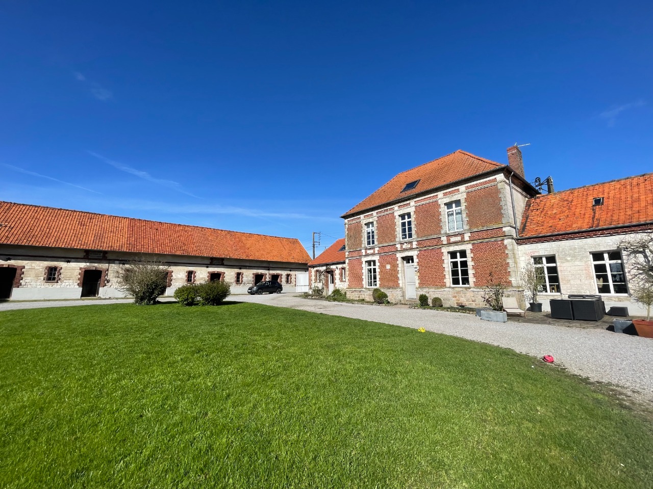 Propriete corps de ferme au carre et gite villers chatel Photo 1 - Brique Rouge Immobilier