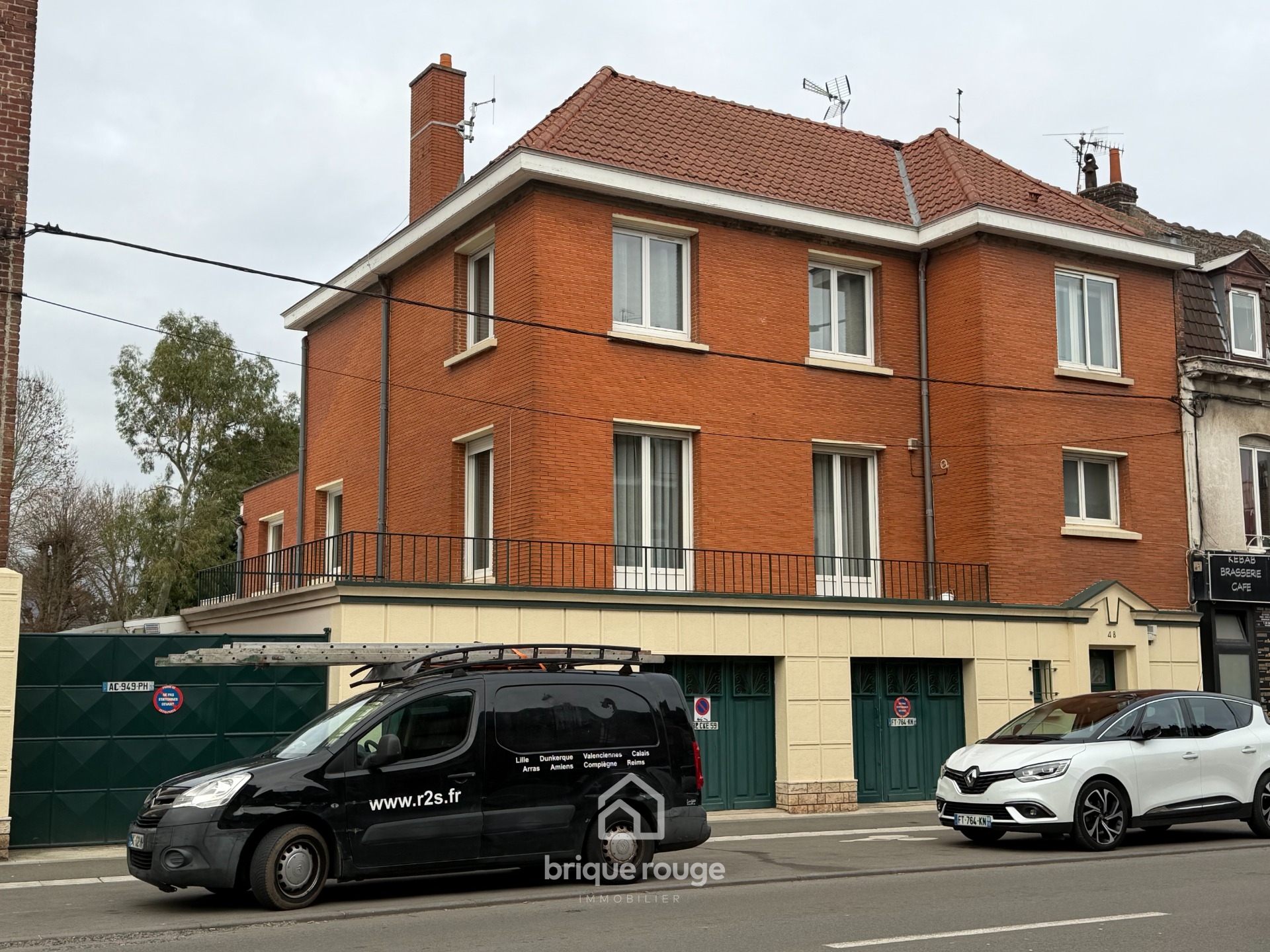 Belle maison familiale de 240 m avec 3 garages  Photo 1 - Brique Rouge Immobilier