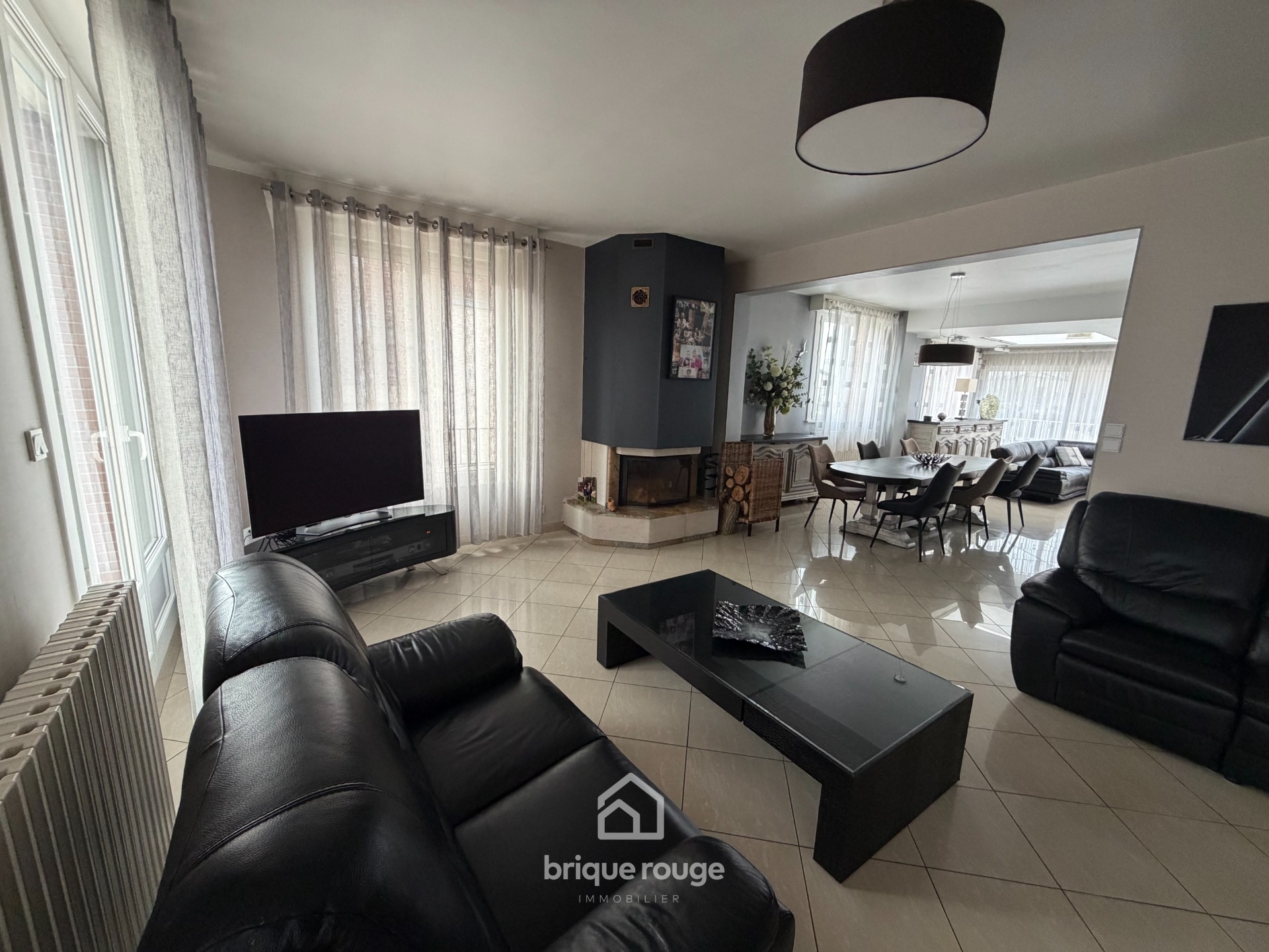 Belle maison familiale de 240 m avec 3 garages  Photo 2 - Brique Rouge Immobilier