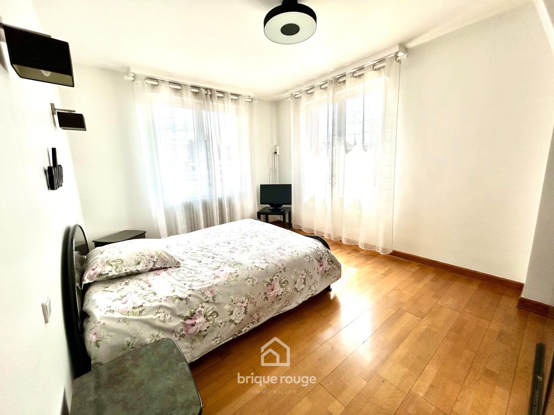 Belle maison familiale de 240 m avec 3 garages  Photo 6 - Brique Rouge Immobilier