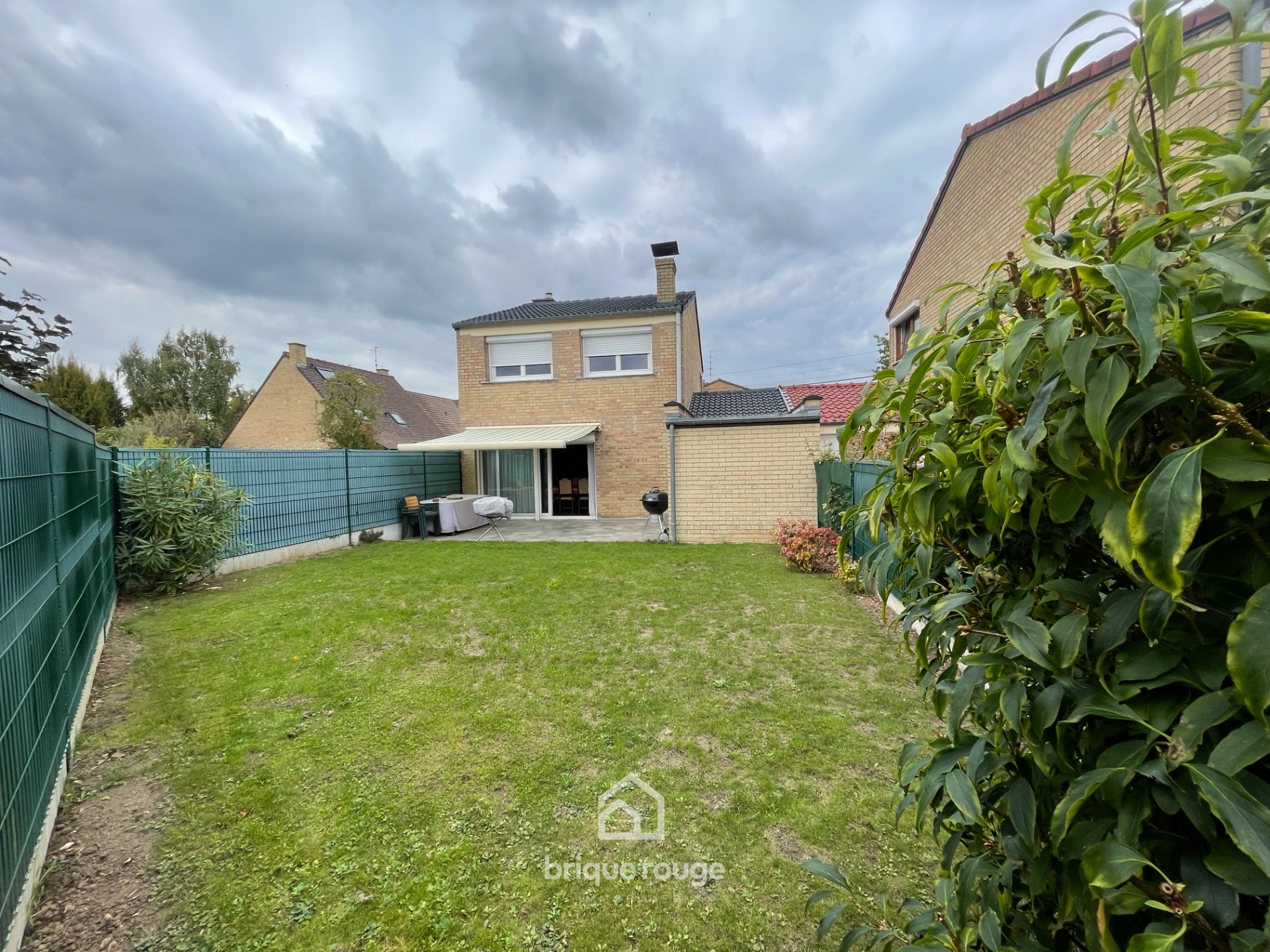 Belle maison de lotissement semi individuelle par le garage Photo 1 - Brique Rouge Immobilier