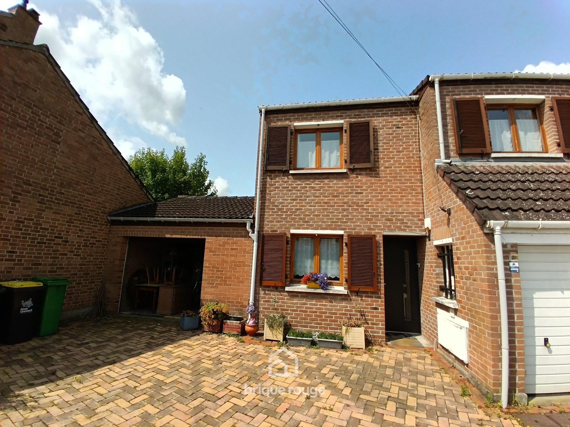 Maison familiale 4 chambres avec 2 garages sur gondecourt Photo 1 - Brique Rouge Immobilier Maison familiale 4 chambres avec 2 garages sur gondecourt Photo 1 - Brique Rouge Immobilier