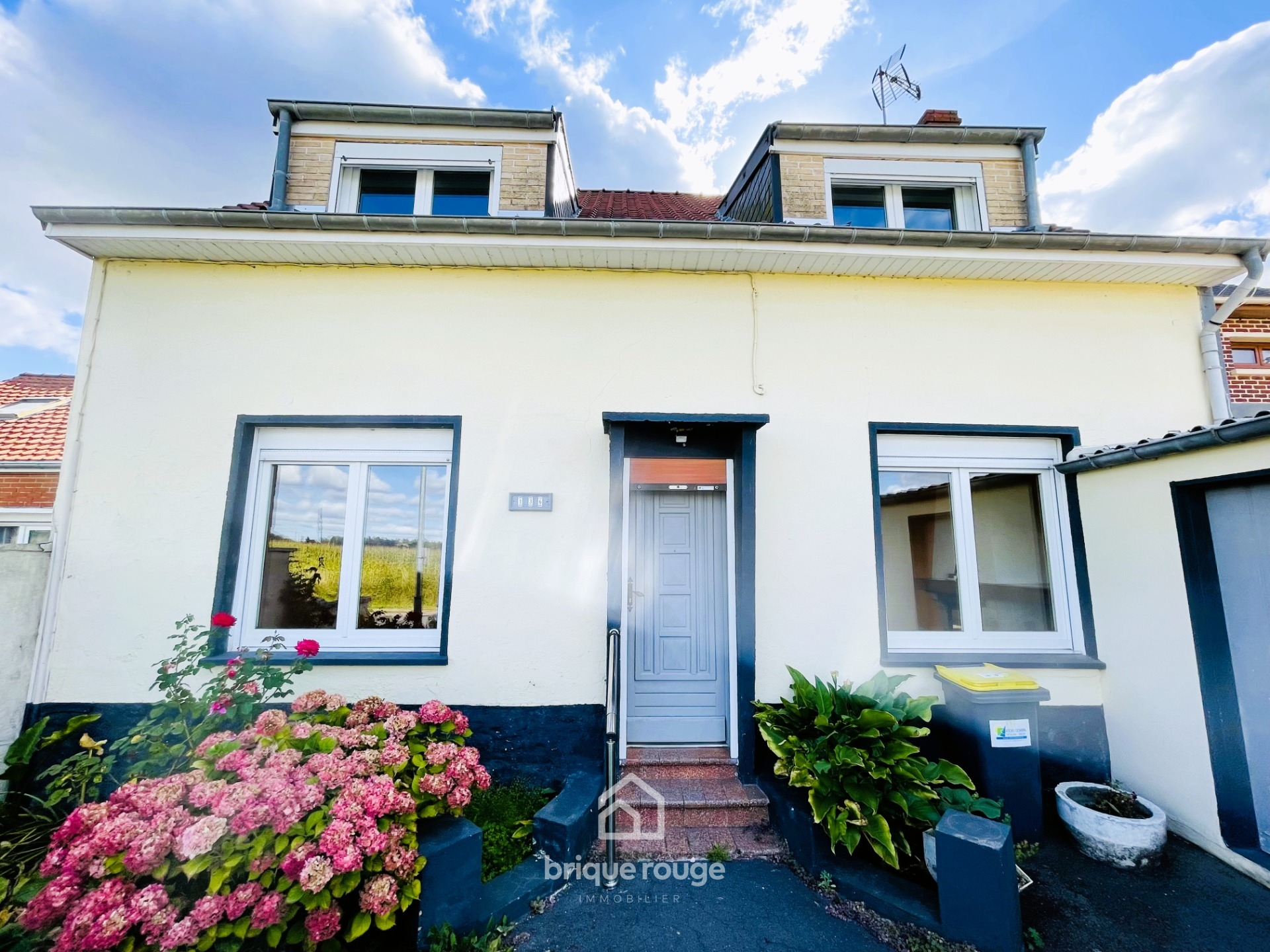 Maison 3 chambres avec jardin Photo 1 - Brique Rouge Immobilier Maison 3 chambres avec jardin Photo 1 - Brique Rouge Immobilier