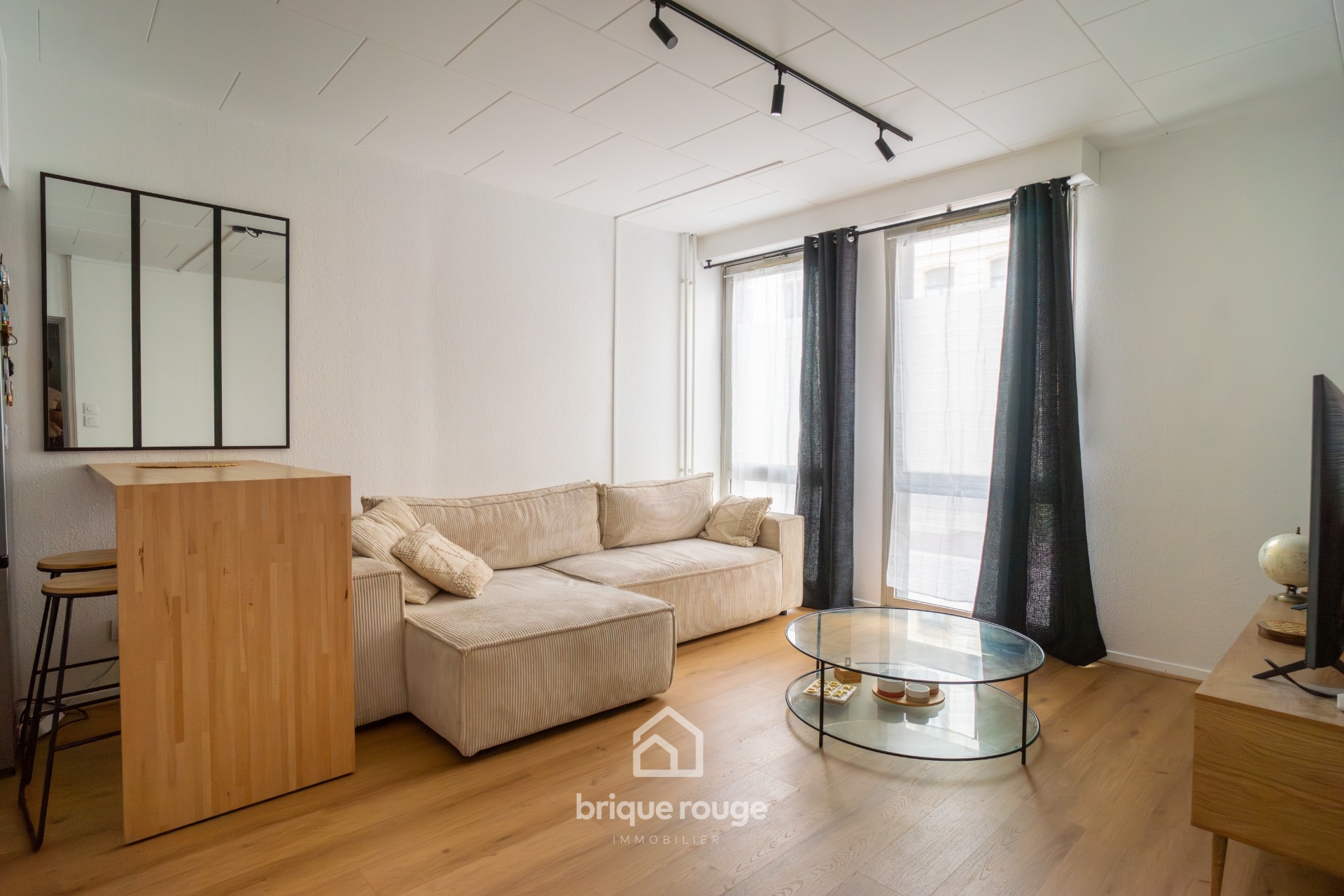 Joli t2 vendu loue avec parking privatif Photo 1 - Brique Rouge Immobilier Joli t2 vendu loue avec parking privatif Photo 1 - Brique Rouge Immobilier