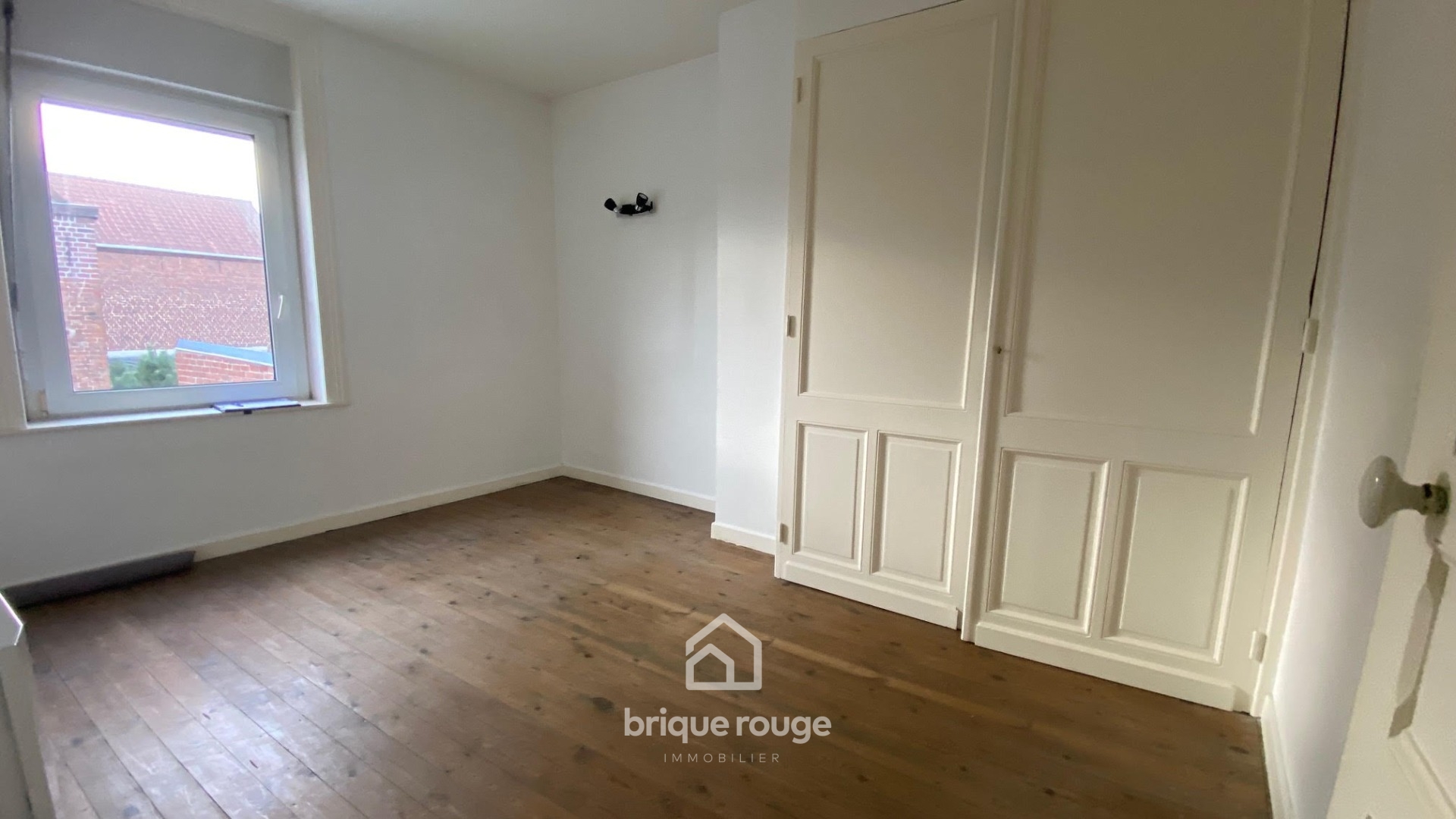 Maison 1930 2 chambres combles cour Photo 3 - Brique Rouge Immobilier Maison 1930 2 chambres combles cour Photo 3 - Brique Rouge Immobilier