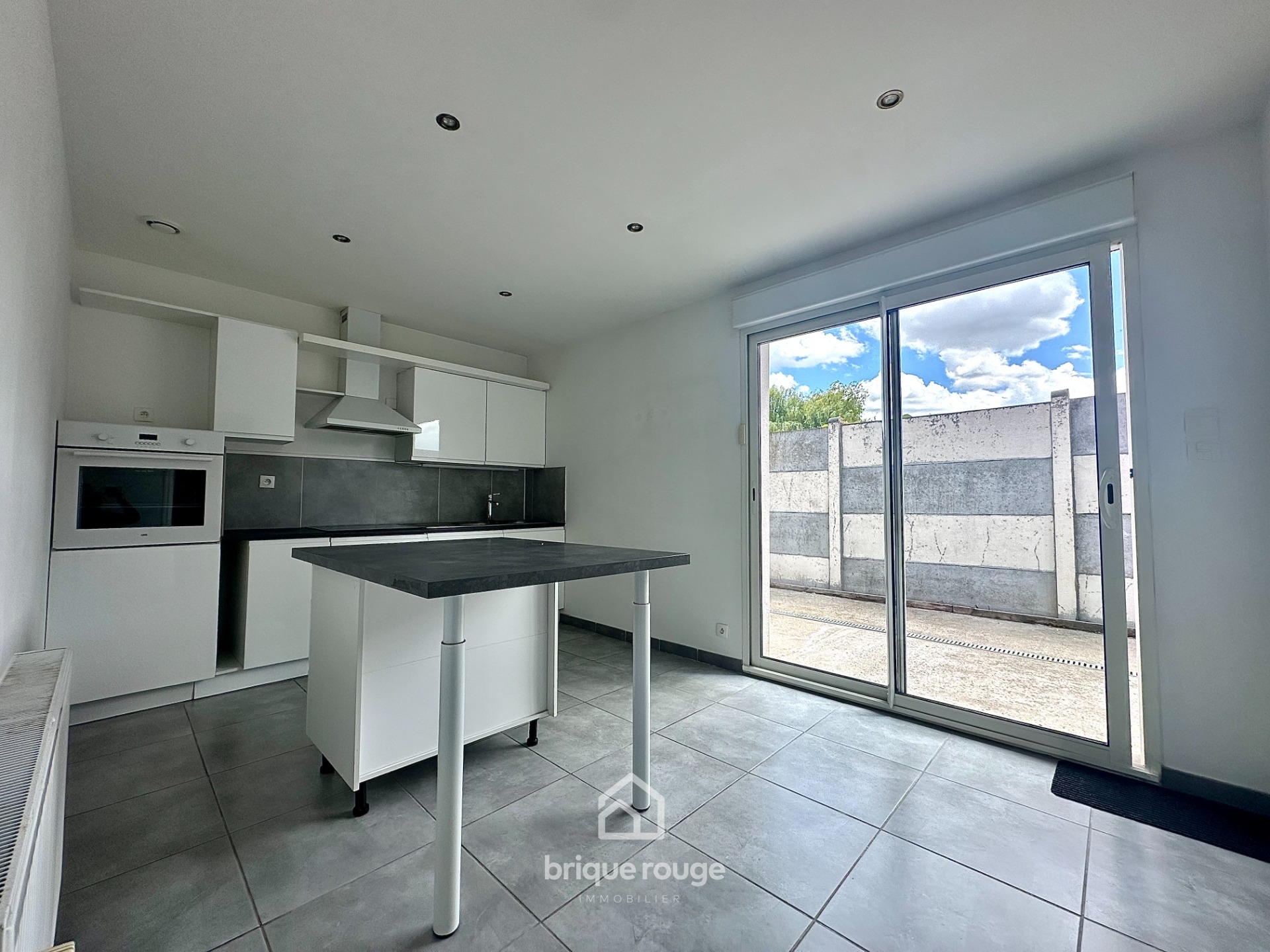Maison entierement renovee 2 chambres garage et cour Photo 1 - Brique Rouge Immobilier Maison entierement renovee 2 chambres garage et cour Photo 1 - Brique Rouge Immobilier