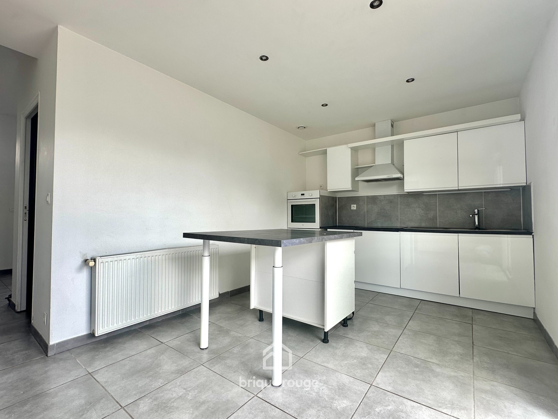 Maison entierement renovee 2 chambres garage et cour Photo 2 - Brique Rouge Immobilier Maison entierement renovee 2 chambres garage et cour Photo 2 - Brique Rouge Immobilier