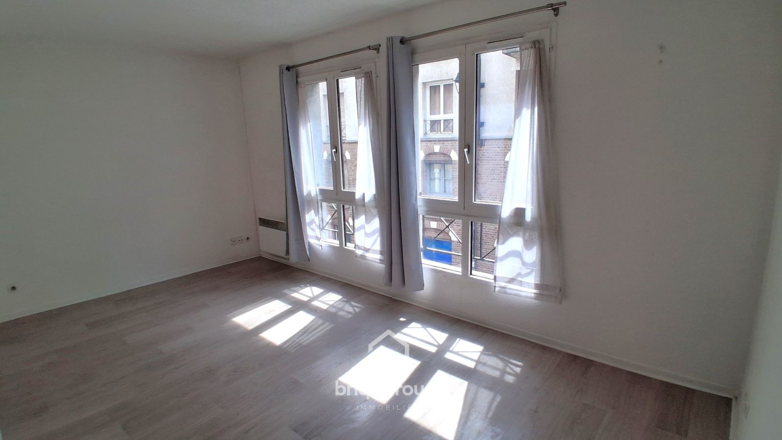 Lumineux t2 avec cave et parking coeur du vieux lille Photo 3 - Brique Rouge Immobilier Lumineux t2 avec cave et parking coeur du vieux lille Photo 3 - Brique Rouge Immobilier