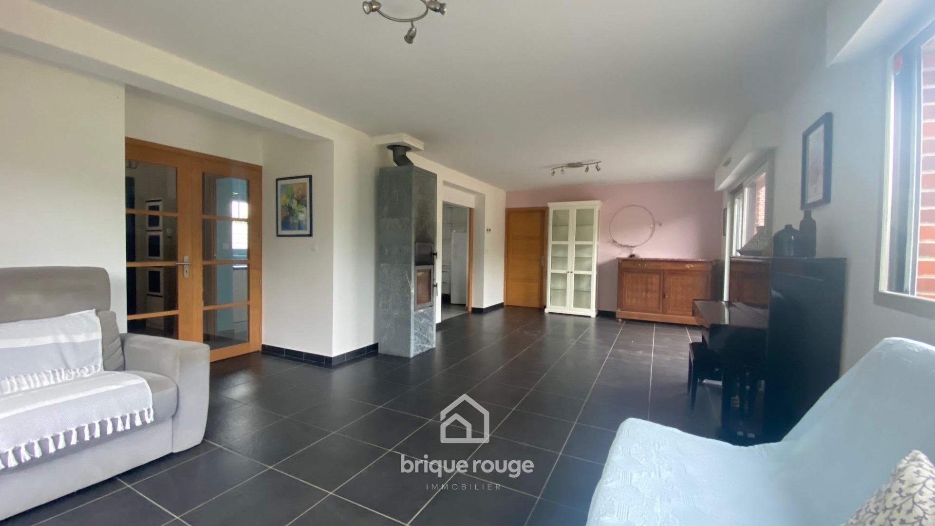 Maison individuelle semi plain pied sous sol Photo 1 - Brique Rouge Immobilier Maison individuelle semi plain pied sous sol Photo 1 - Brique Rouge Immobilier
