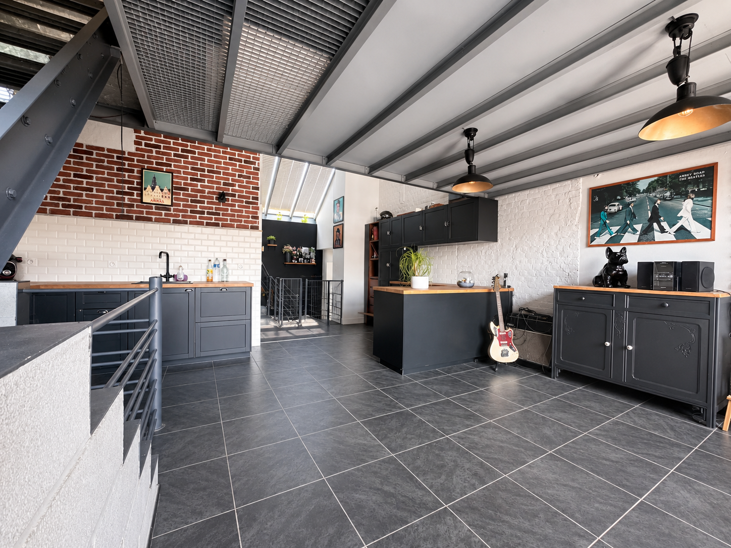 Loft idealement situee avec stationnements  Photo 2 - Brique Rouge Immobilier