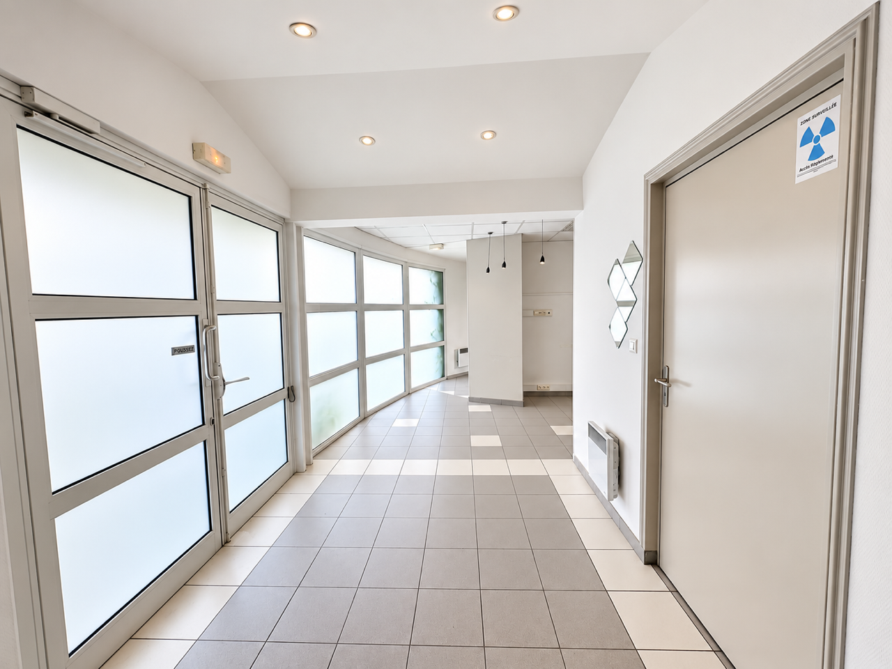 Local commercial emplacement premium parking prive Photo 2 - Brique Rouge Immobilier Local commercial emplacement premium parking prive Photo 2 - Brique Rouge Immobilier