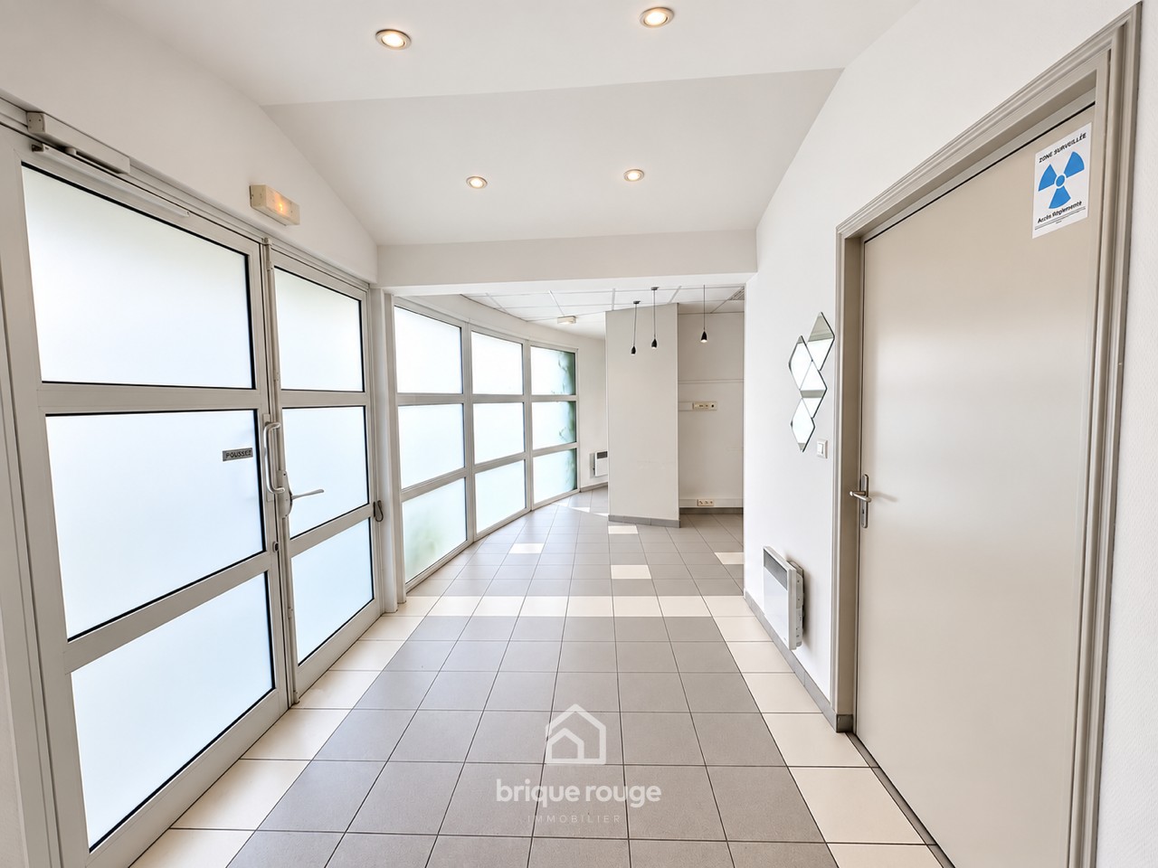 Local commercial emplacement premium parking prive Photo 2 - Brique Rouge Immobilier Local commercial emplacement premium parking prive Photo 2 - Brique Rouge Immobilier