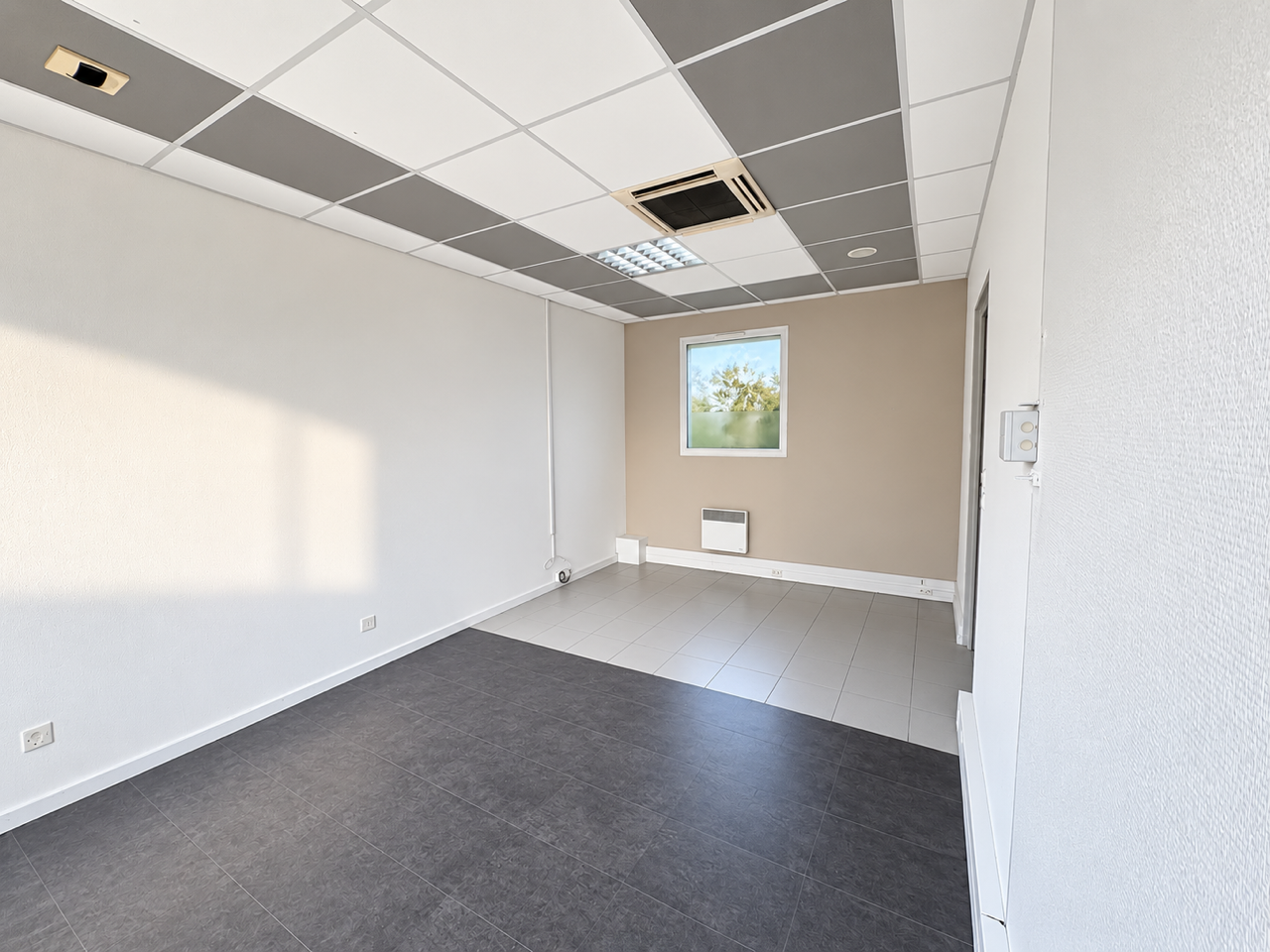 Local commercial emplacement premium parking prive Photo 5 - Brique Rouge Immobilier Local commercial emplacement premium parking prive Photo 5 - Brique Rouge Immobilier
