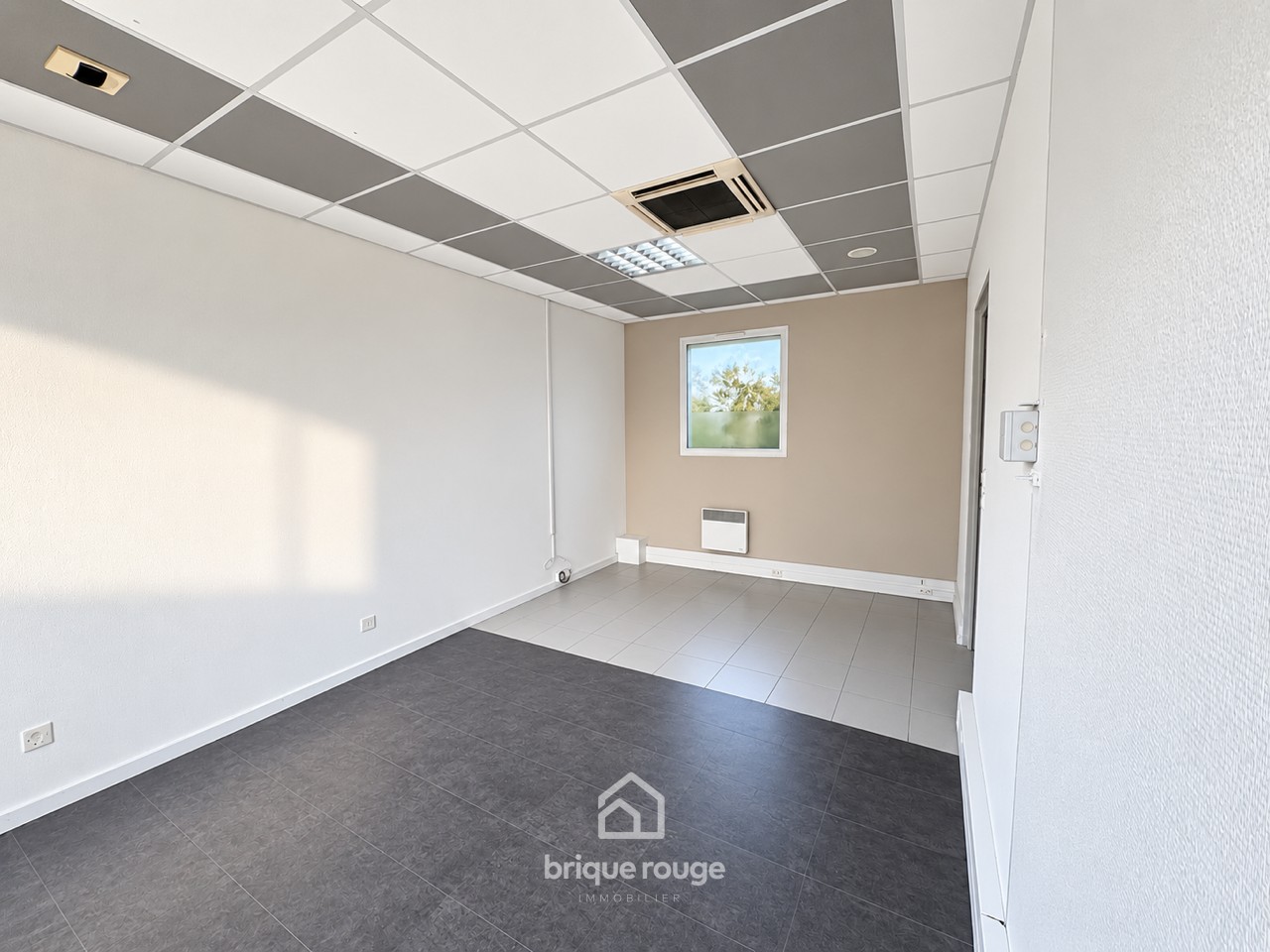 Local commercial emplacement premium parking prive Photo 5 - Brique Rouge Immobilier Local commercial emplacement premium parking prive Photo 5 - Brique Rouge Immobilier