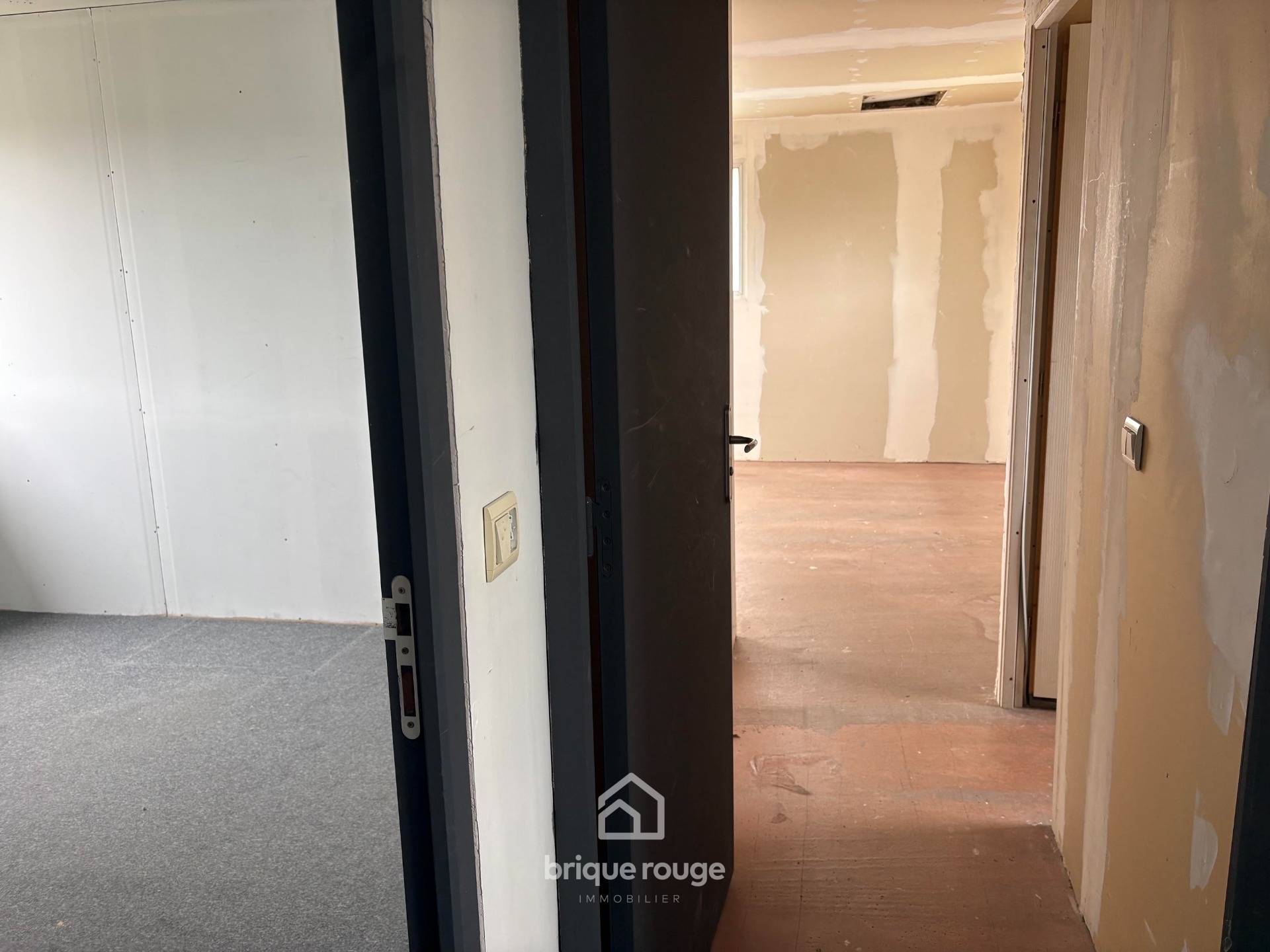 Local commercial emplacement premium parking prive Photo 9 - Brique Rouge Immobilier Local commercial emplacement premium parking prive Photo 9 - Brique Rouge Immobilier