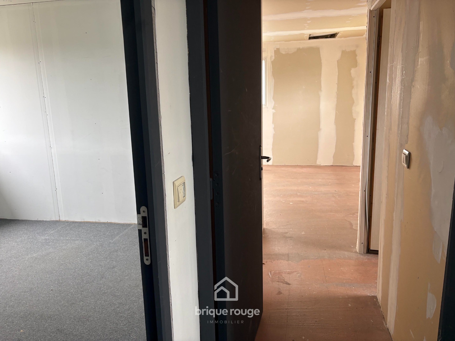 Local commercial emplacement premium parking prive Photo 9 - Brique Rouge Immobilier Local commercial emplacement premium parking prive Photo 9 - Brique Rouge Immobilier