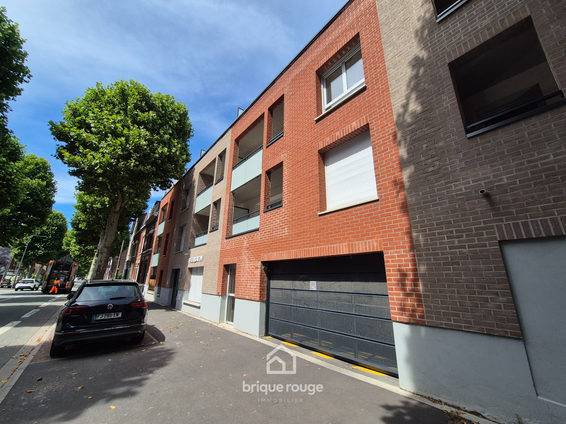 Place de parking securisee Photo 1 - Brique Rouge Immobilier Place de parking securisee Photo 1 - Brique Rouge Immobilier