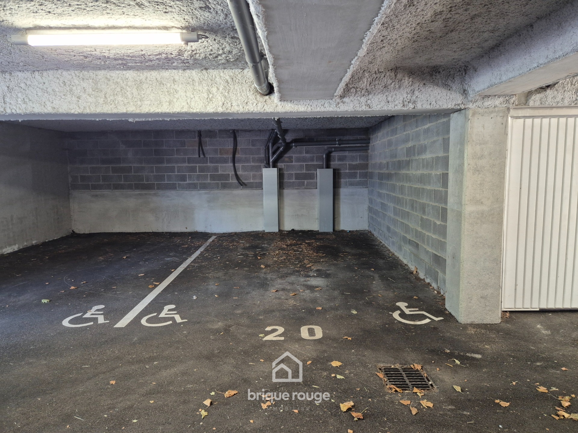 Place de parking securisee Photo 2 - Brique Rouge Immobilier Place de parking securisee Photo 2 - Brique Rouge Immobilier