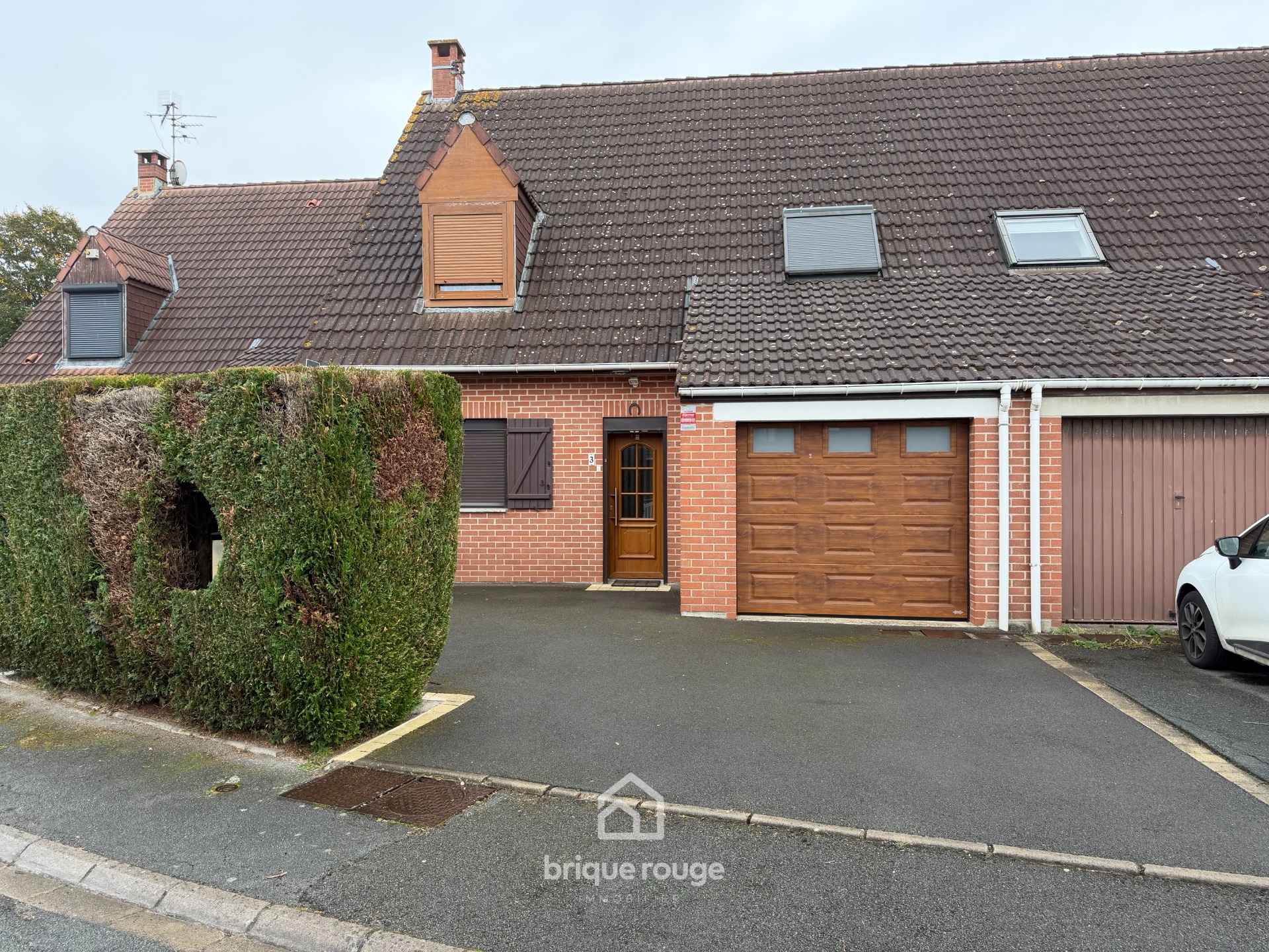 Belle maison semi individuelle avec jardin et garage Photo 1 - Brique Rouge Immobilier Belle maison semi individuelle avec jardin et garage Photo 1 - Brique Rouge Immobilier